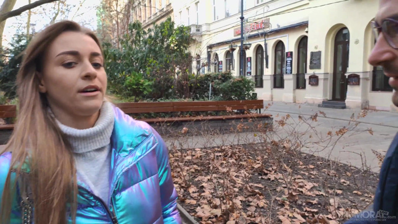 Immoral Live: Schätzchen mit perfekten natürlichen möpsen fickt den trainer ihres stiefbruers...