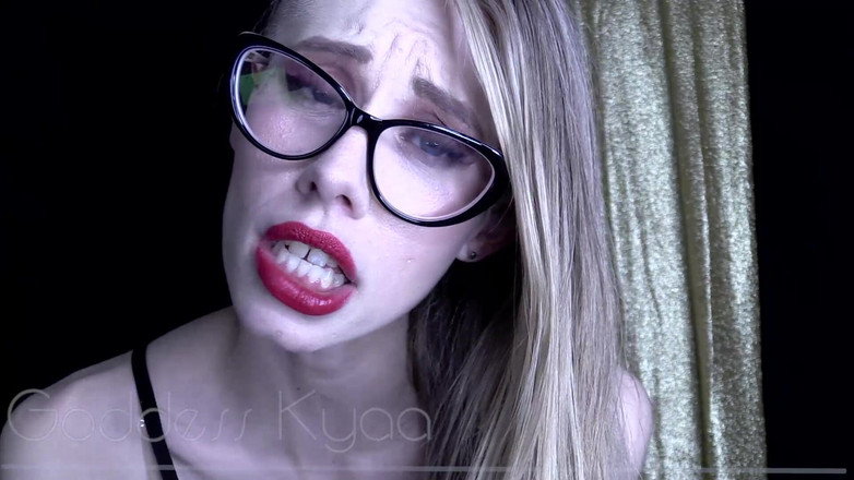 Kyaa Chimera: Bohyně v brýlích