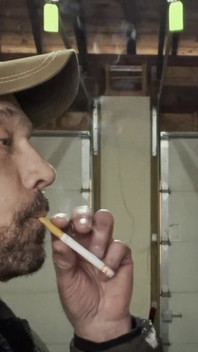 Tată vitreg Împărțind o fum