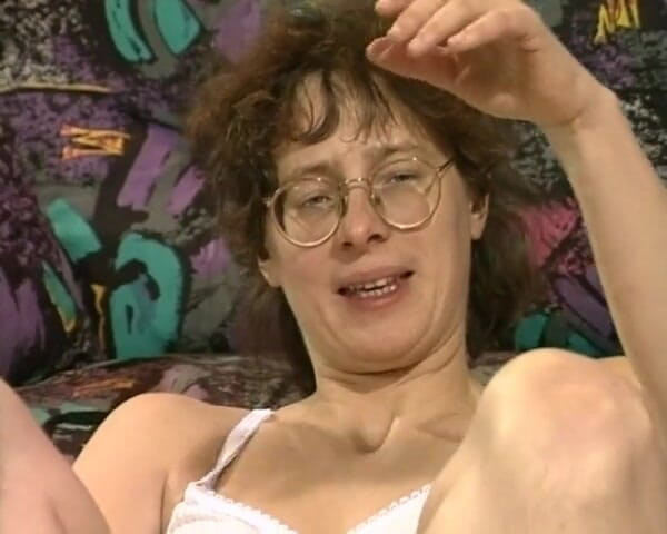 YOUR FIRST PORN: Haarige Simone Zeigt Ihrer Busch