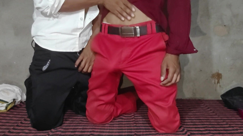 Damniraj: Caliente india y top romántica enamorándose de ambos amigos