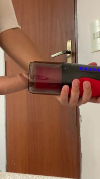 Ik kocht een Japanse automatische masturbator en ontdekte dat mijn lul er niet in paste