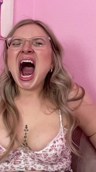 Une blonde à lunettes bâille au ralenti
