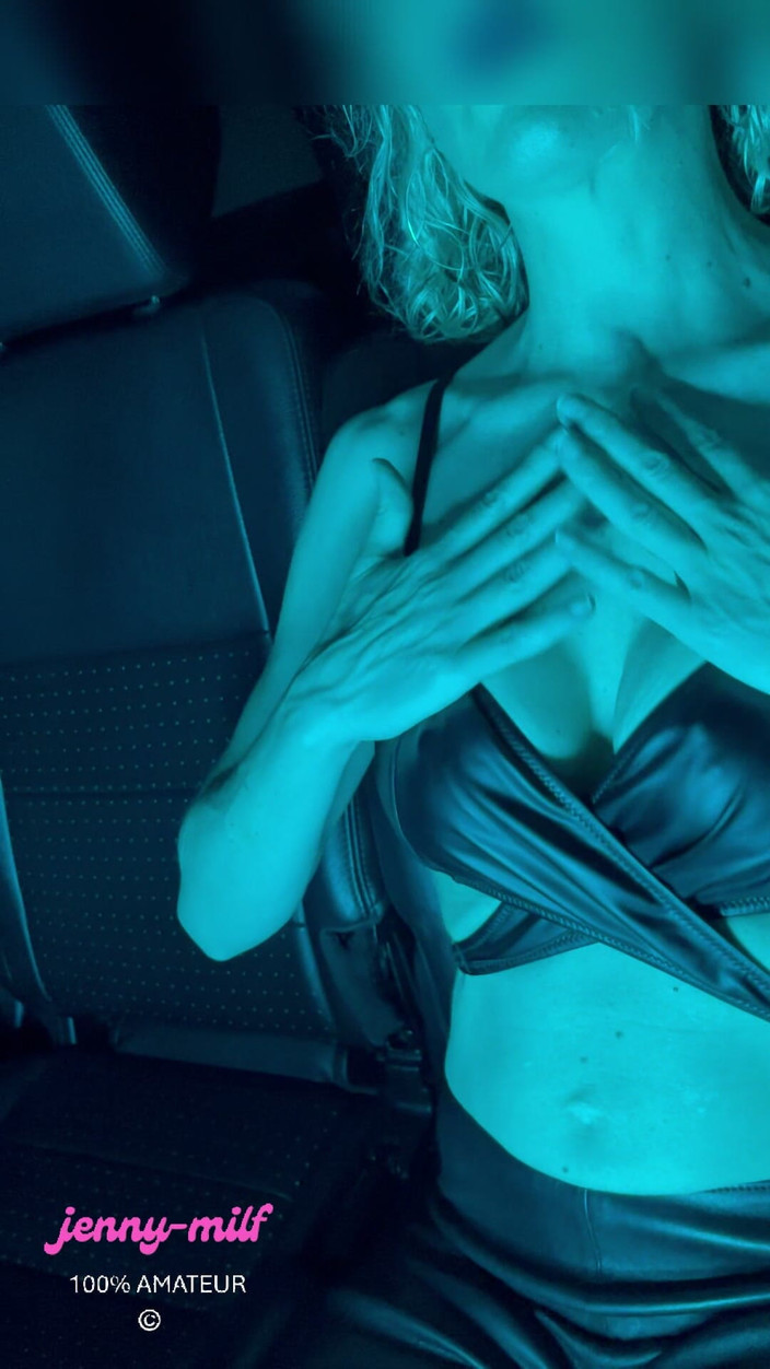 Jenny Milf: Она сосет у меня в машине и принимает камшот на лицо