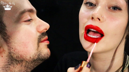 Goddess Misha Goldy: Menutup muka Alex dengan ciuman gincut merah