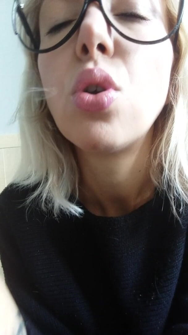 savannahamatoriale: Fumar durante un momento privado