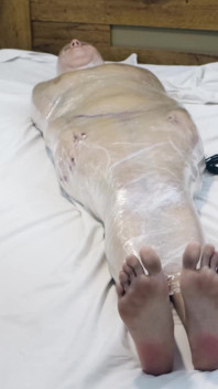 Gabriela v Mumifikaci s plastovým obalem, bičováním, bastinado a lechtáním
