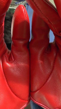 ¡Hoy es el día de tu semen! Guantes de cuero rojo olfateando, Lady Victoria Valente