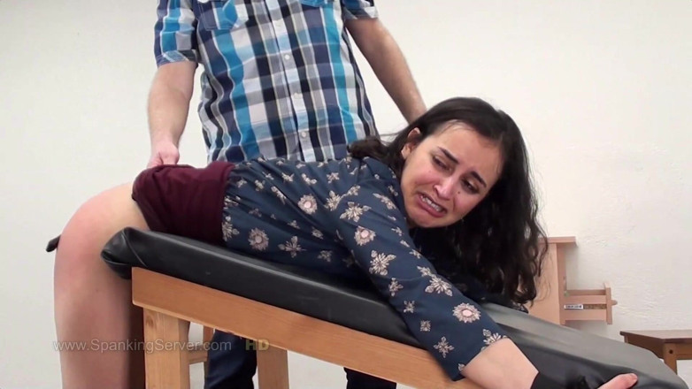 Spanking Server: Yasmeena kont zweep door haar meester