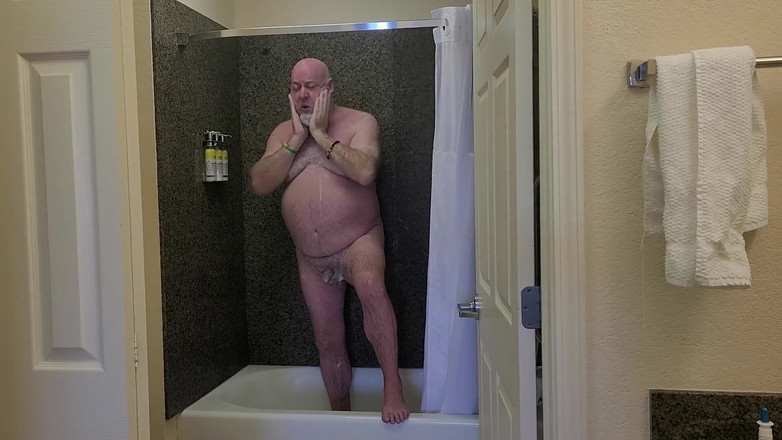 beardaddychub: Beruang lagi asik mandi