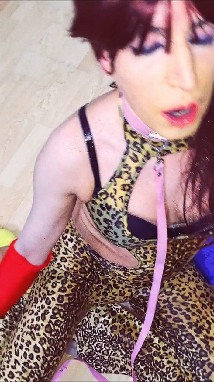 Tammy sissy slave: Doccia dorata per shemale nell'armadio
