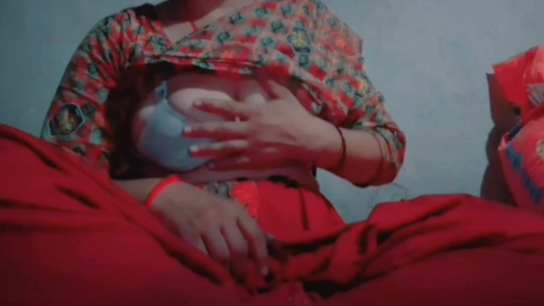 TricolorMusic3: Desi heiße bhabhi masturbiert allein im haus und masturbiert ihre...