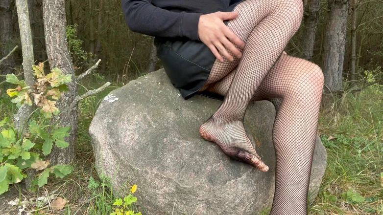Apomit: 穿着渔网袜的少女短裙没有裤子挑逗，在森林里为爸爸脱衣并自慰