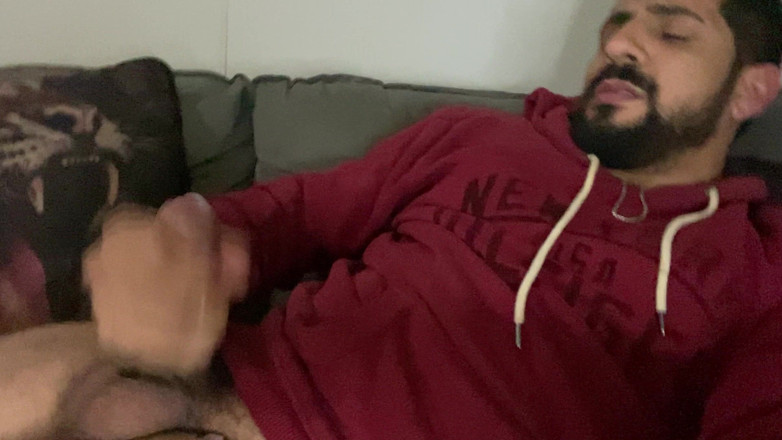 Licking me with pleasure: Il ragazzo barbuto si diverte a masturbarsi fino a quando...