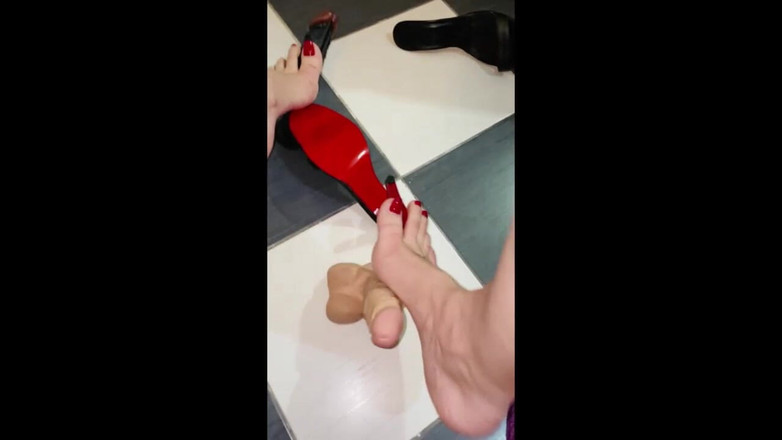 Mistressrola: Slå dildo så hårt