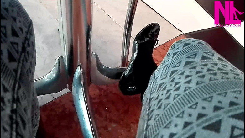 Nyllady: Aku lagi asik muasin lubang pantatku pakai sepatu di bar!