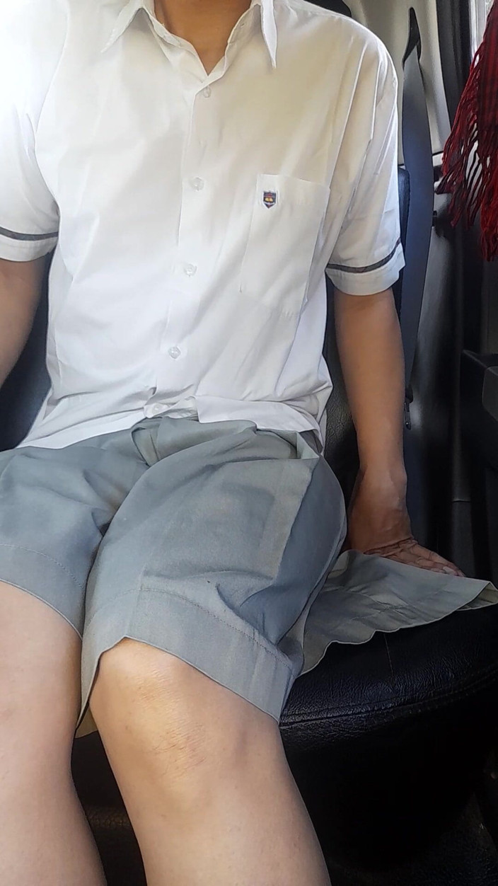 Naomisinka: Asiatisk crossdresser sperma bär grå skolflicka uniform