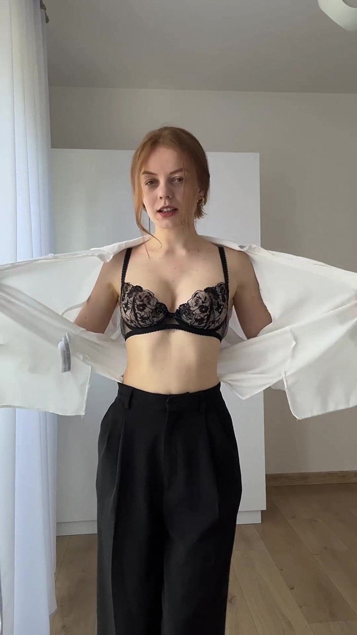 LadyInBad: Het MILF-sekreterare dansar långsam striptease, visar hårig fitta och bröst