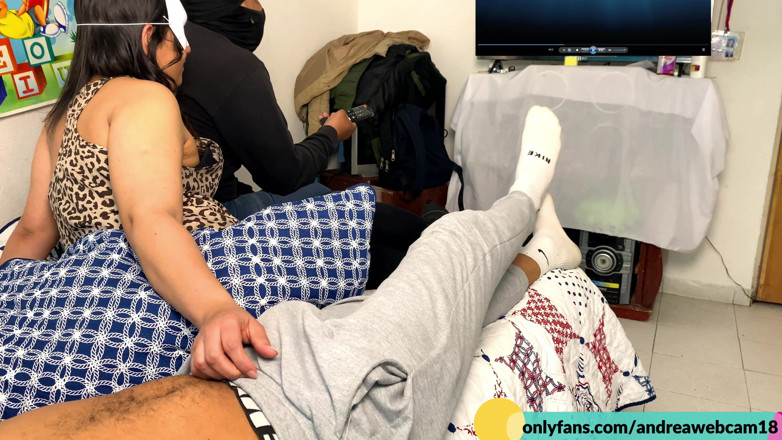 OnlyCasting: O femeie căsătorită infidelă îmi atinge prietenul în timp ce urmărim cu...