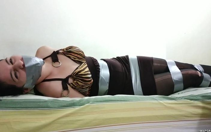 Selfgags Latina Bondage: Babysittend buurmeisje onderzoekt kinky bondagefetisj!