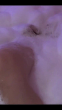 La bella moglie del mio amico si gode la jacuzzi nel motel prima di scoparla, lei adora il cazzo