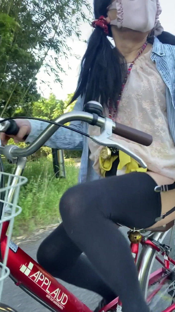 megu2002: No. 219: Exposing My Pussy on a Morning Walk in the...