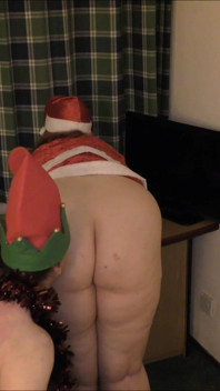 Den arsch des weihnachtsmanns küssen