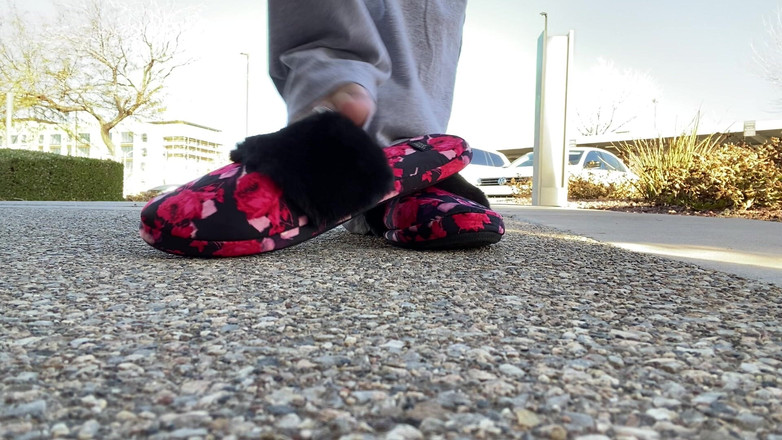 Tan feets: Tanfeets na zewnątrz publicznego pantofelka dokucza z naturalnymi paznokciami