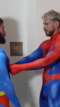Parte 2 Super-heróis Fer se transforma em ringmaster e brinca quente com seu controle amigo-mental