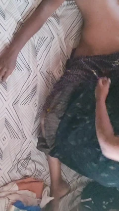 Hintli kadın yatakta romantik seks yapıyor ve mutlu sonla bitiyor