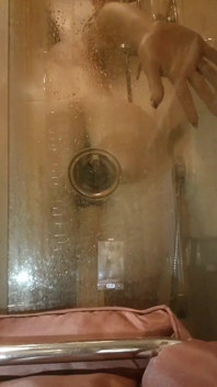 Ehefrau fickt sich unter der dusche