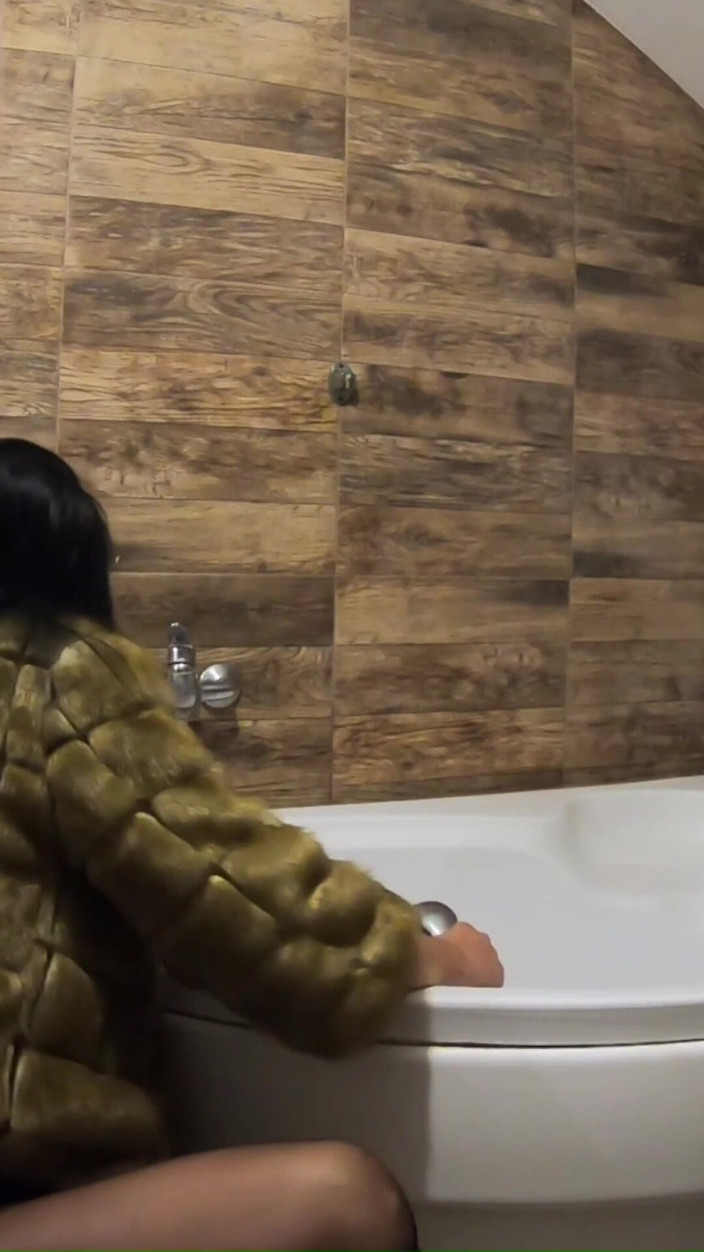 MilfyCalla: Posso pulire la tua vasca da bagno così?