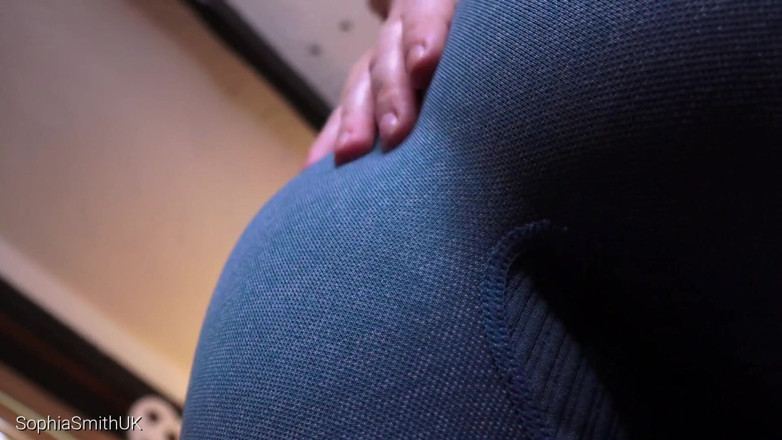 SophiaSmithUK: 얼굴에 앉아 오르가즘을 제어하는 스포티한 소녀