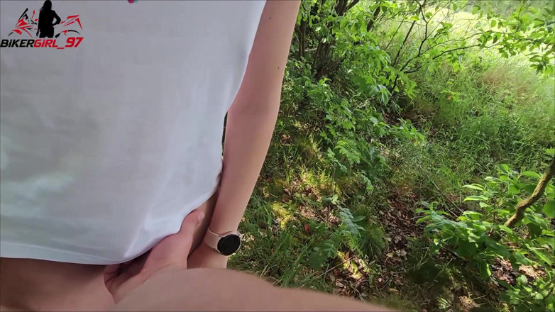 Bikergirl_97: Cewek sange ini dientot habis-habisan di lapangan sampai dicrot di...