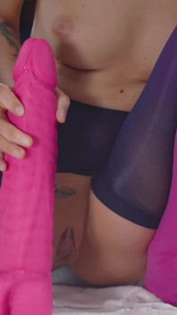 Regangan dengan dildo besar dan memancut mani dengan vibes
