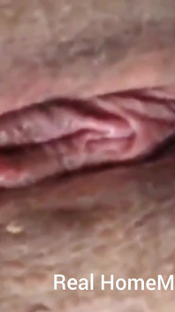 Apretando mis tetas chupando mis pezones estimulando mi clítoris con piernas atadas de par en par