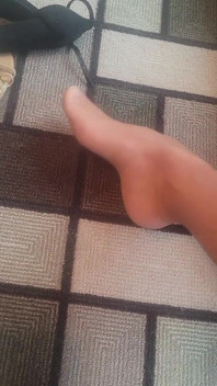 Pajas con tacones y medias de nylon y correrse en el talón