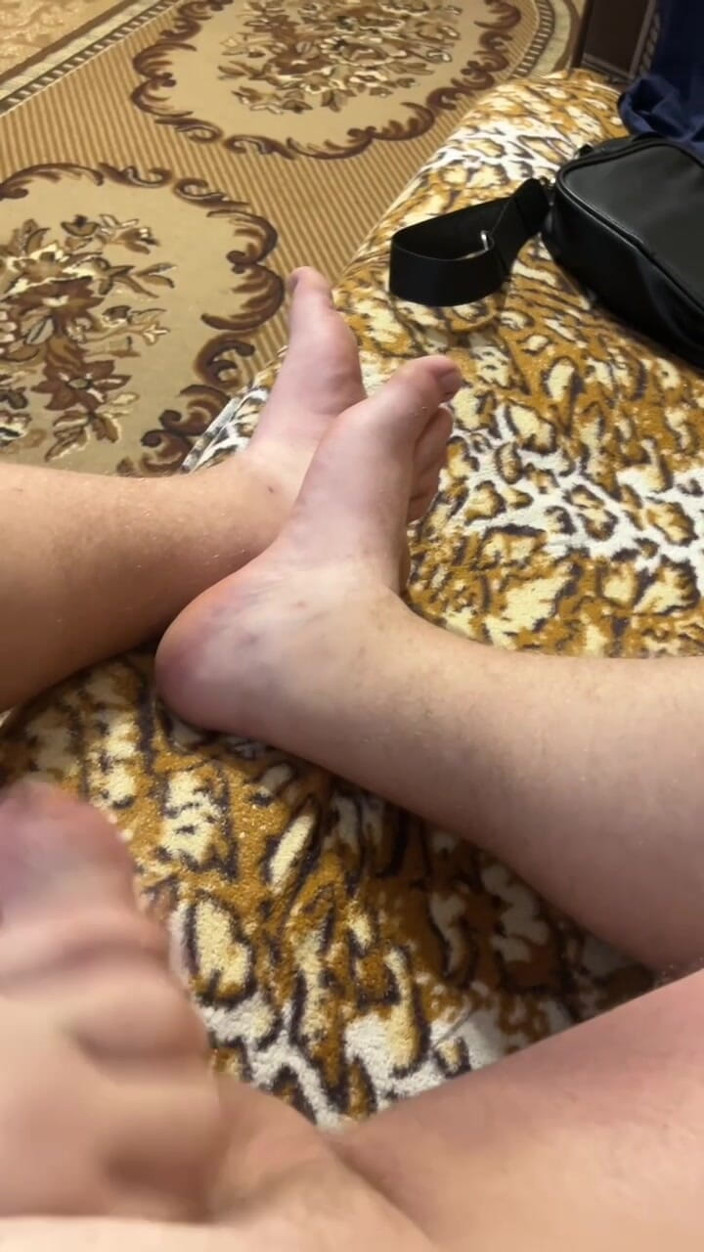 Makssssimus: 소파에 누워 있는 뚱뚱한 남자는 손 없이 후장과 사정, 정액, 정액, 할례받지 않은 페니스