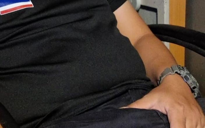 Hiroshi_cr: Un uniforme thaïlandais se branle après le travail