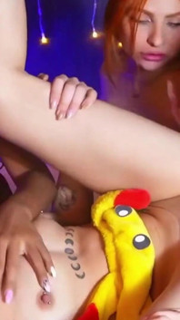Krásné latinskoamerické lesbičky stříkají na pláži