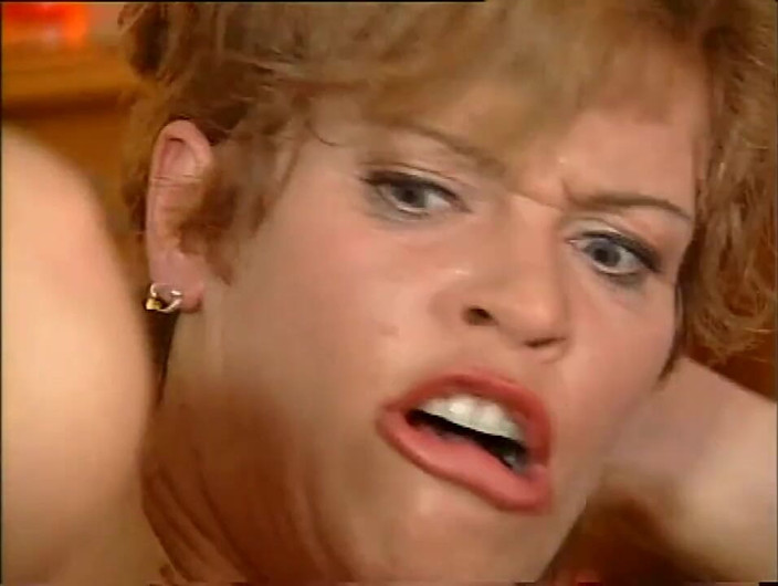 Vintage megastore: MILF panas dikongkek jauh ke dalam pantat!