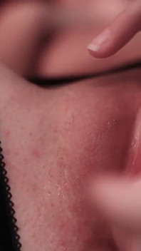 Un piercing effronté sur une lesbienne peut pimenter le lit Tango une somme surprenante