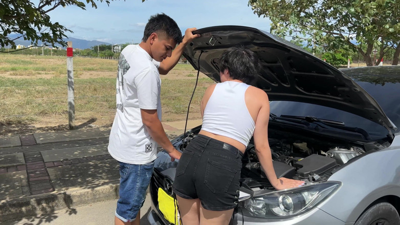 ManuelaAlvarez: Encuentro a Una Chica Con Su Carro Varado, Asi Que...