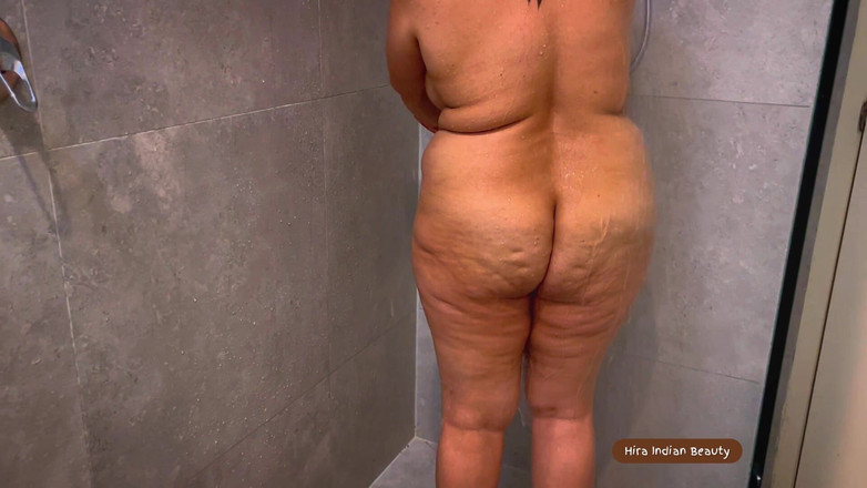 Hot 365 Entertainments: Гаряче спокушання в душі дезі: гола Хіра протирає своє гаряче тіло мамки