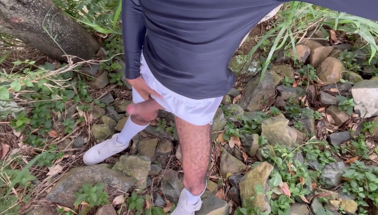 vergar4_daviid: 足球运动员结束了训练，在废弃的房子后面做了一根稻草