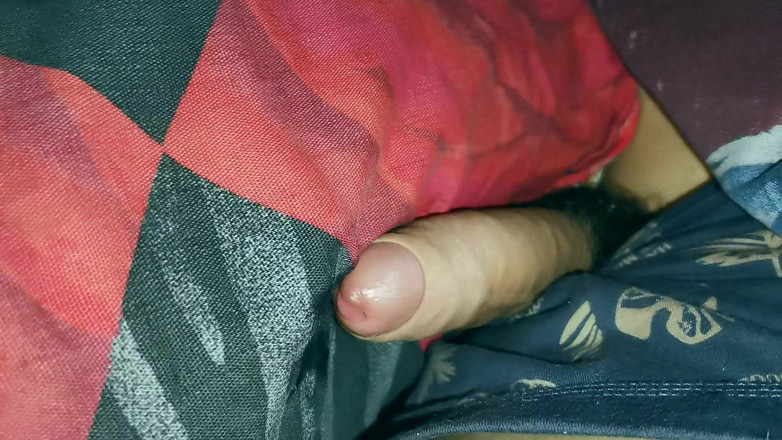 SEXY_GUYBEST: 一个大多汁的鸡巴在枕头上流动和摩擦，很快就会有力地射精！