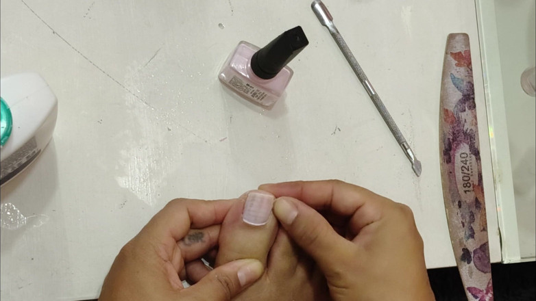 Isabel: Painting Nails