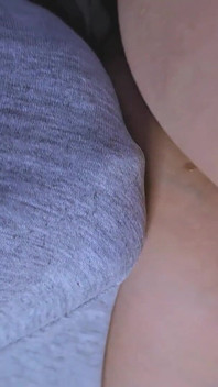 サブウェイで見知らぬ男が彼女のアソコに触っている。輸送中は下着を着用しない
