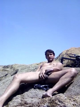 Boy top Amador: Masturbation sur la plage