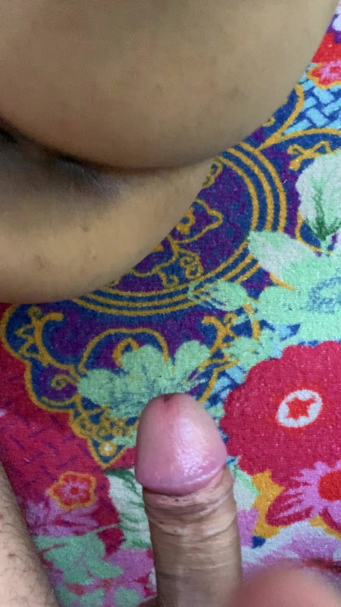 Riya mickey: Sebuah ruang rahasia, keinginan liar, dan api dari dua jiwa...